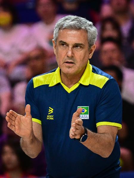 José Roberto Guimarães durante partida da seleção brasileira feminina de vôlei na Liga das Nações