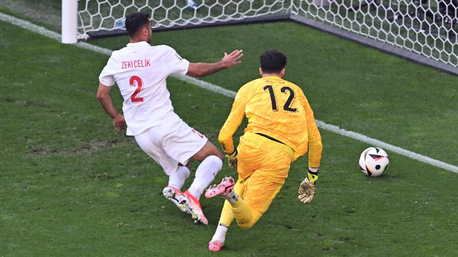 Seleção da Turquia fez um gol contra bizarro no jogo diante de Portugal