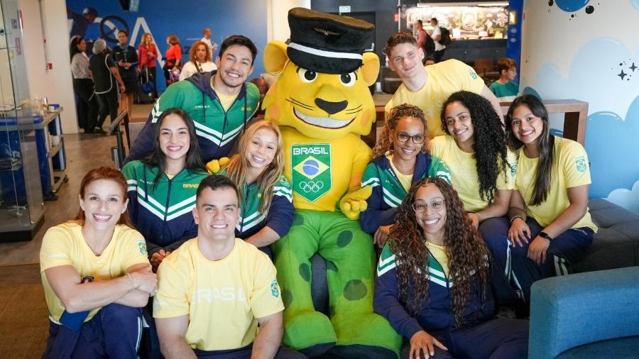 Delegação da ginástica artística do Brasil antes do embarque para Paris