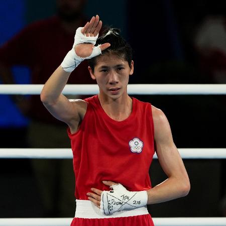 Lin Yu Ting, de Taiwan, comemora vitória sobre Esra Yildiz, na semifinal do boxe nas Olimpíadas de Paris