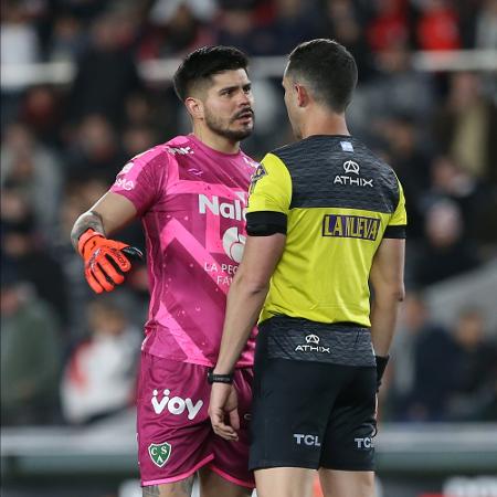 Lucas Acosta, goleiro do Sarmiento, argumenta com árbitro durante jogo do Campeonato Argentino