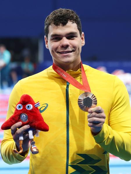 O para-nadador Gabriel Bandeira, durante a cerimônia de medalhas dos 100m borboleta em Paris