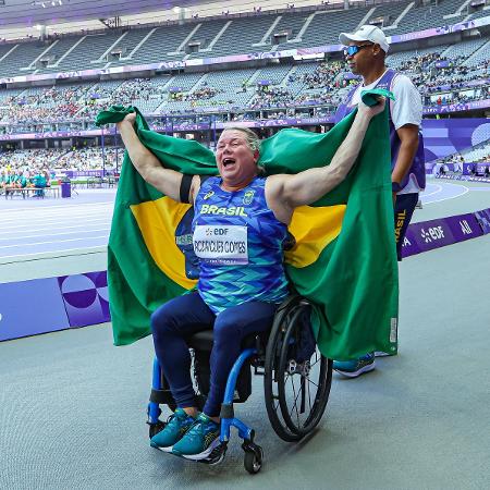 Beth Gomes vibra após conquistar a prata do arremesso de peso da classe F54 na Paralimpíadas de Paris