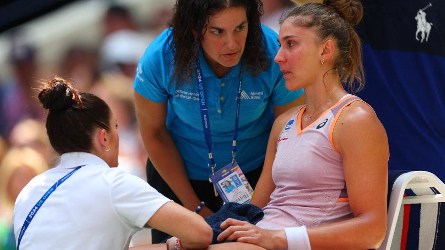 Beatriz Haddad Maia recebe atendimento médico nas quartas de final do US Open de 2024