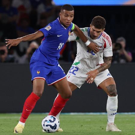 Mbappé é marcado por Di Lorenzo durante jogo entre França e Itália pela Liga das Nações - Claudio Villa/Getty Images