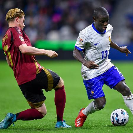 De Bruyne, da Bélgica, e Kanté, da França, brigam pela bola em jogo da Liga das Nações De Bruyne, da Bélgica, e Kanté, da França, brigam pela bola em jogo da Liga das Nações