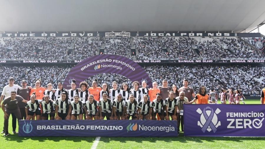 22.set.2024 - Jogadoras do Corinthians posam para a foto oficial antes do segundo jogo da final do Brasileirão feminino contra o São Paulo. Neo Quimica Arena recebeu um público de mais de 44 mil pessoas