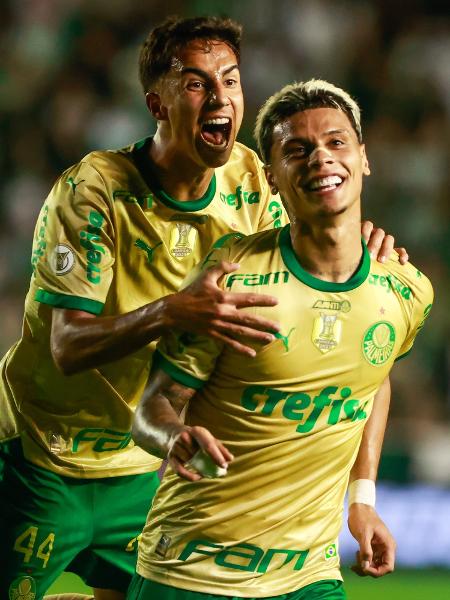 Richard Ríos comemora com Vitor Reis após marcar gol de falta para o Palmeiras contra o Juventude em jogo válido pelo Campeonato Brasileiro 2024