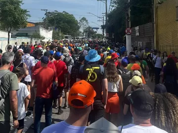 F1: Após fila de 4h, fãs entram no GP de São Paulo sem leitura de ingressos