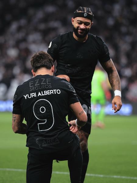 Yuri Alberto e Memphis Depay, do Corinthians