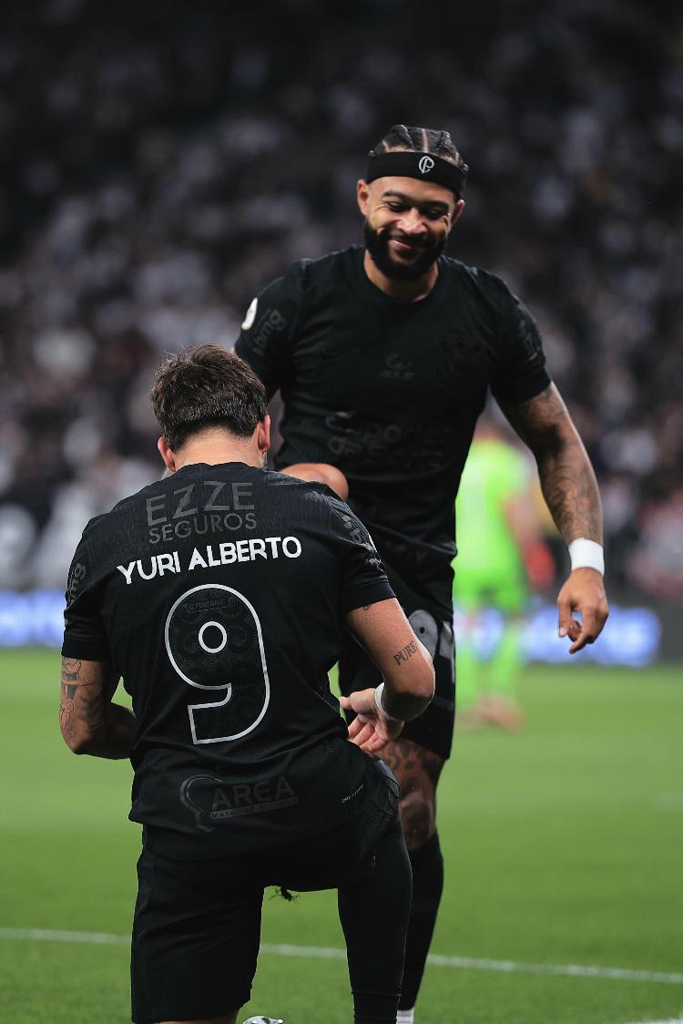 Yuri Alberto e Memphis Depay, do Corinthians, em jogo contra o Internacional