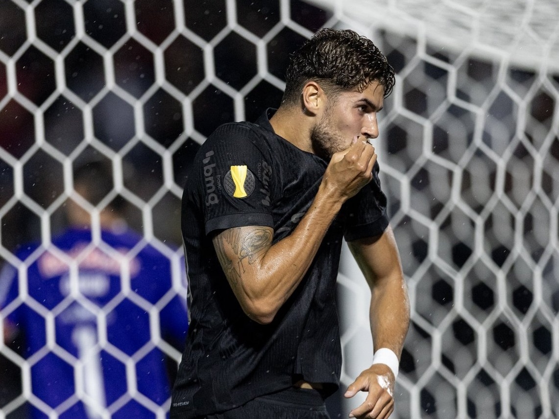 OVACIONADO! Recepção calorosa para Pedro Raul no vestiário do Corinthians.