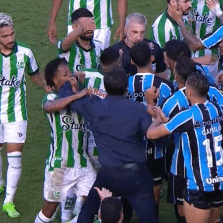 O técnico Gustavo Quinteros, do Grêmio, atingiu Ênio, do Juventude, no rosto O técnico Gustavo Quinteros, do Grêmio, atingiu Ênio, do Juventude, no rosto