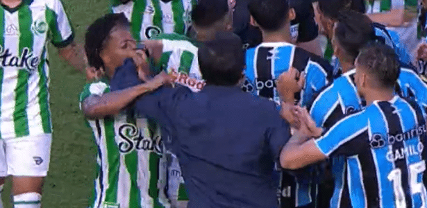 Técnico do Grêmio envolvido em polêmica após incidente em comemoração de gol.