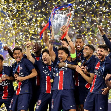 Marquinhos levanta taça de campeão da Champions League; PSG venceu Inter de Milão Marquinhos levanta taça de campeão da Champions League; PSG venceu Inter de Milão