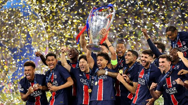 Marquinhos levanta taça de campeão da Champions League, vencida pelo PSG