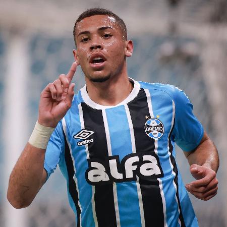 Alysson, atacante de 19 anos, foi a estrela da partida com um gol e uma assistência