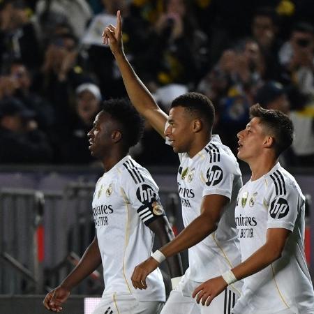 Mbappé, Vini Jr. e Arda Guler comemoram gol do Real Madrid contra o Kairat na Liga dos Campeões Mbappé, Vini Jr. e Arda Guler comemoram gol do Real Madrid contra o Kairat na Liga dos Campeões