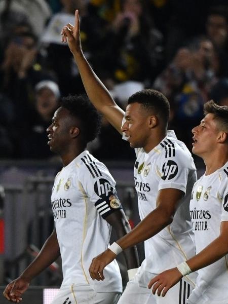 Mbappé, Vini Jr. e Arda Guler comemoram gol do Real Madrid contra o Kairat na Liga dos Campeões
