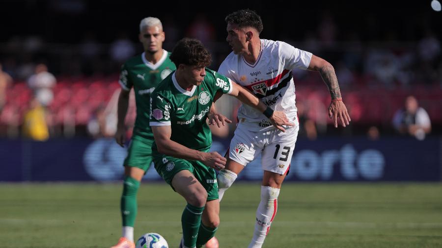 Giay, do Palmeiras, e Enzo, do São Paulo durante jogo pelo Brasileirão Giay, do Palmeiras, e Enzo, do São Paulo durante jogo pelo Brasileirão
