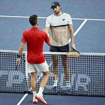 Novak Djokovic cumprimenta Valentin Vacherot, após derrota na semifinal do Masters 1000 de Xangai, na China Novak Djokovic cumprimenta Valentin Vacherot, após derrota na semifinal do Masters 1000 de Xangai, na China