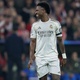 Transmiss&atilde;o flagra Vini Jr irritado com Bellingham durante derrota do Real