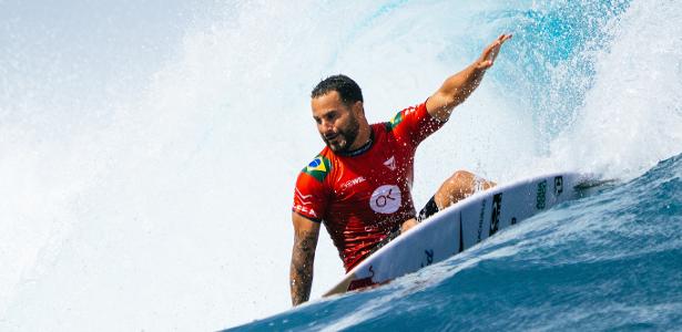 Italo cai na semifinal em Teahupo'o, mas termina etapa na liderança da WSL