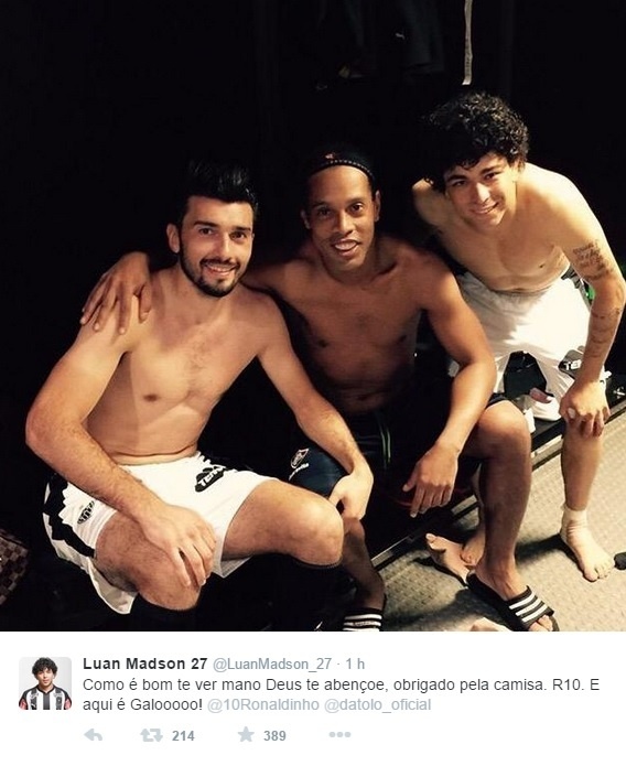 Ronaldinho Gaúcho posa ao lado de Dátolo e Luan, seus ex-companheiros no Atlético-MG