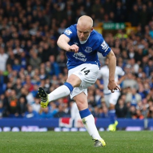 Steven Naismith chuta para marcar gol pelo Everton em jogo diante do Chelsea no Estádio Goodison Park, em Liverpool, pelo Campeonato Inglês - Andrew Yates/Reuters