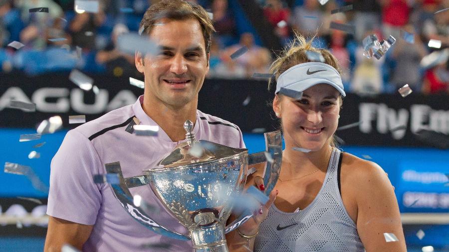 Roger Federer ao lado de Belinda Bencic  - Tony Ashby/AFP