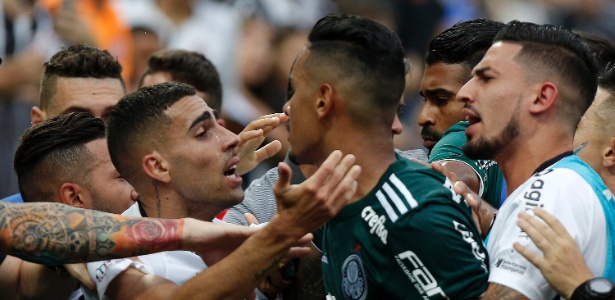 Jogadores de Corinthians e Palmeiras se desentenderam no fim do primeiro tempo - Daniel Vorley/AGIF