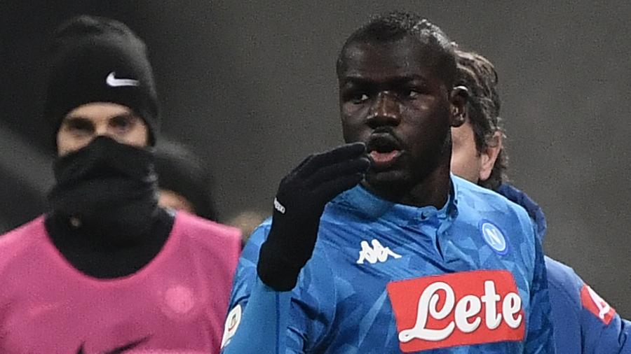 Kalidou Koulibaly está na mira de clubes ingleses e pode deixar o Napoli - Marco Bertorello / AFP