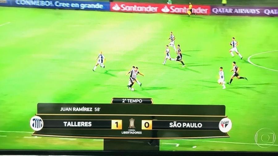 Durante o jogo entre Talleres e São Paulo, TV Globo escondeu os anunciantes da Conmebol na hora de mostrar o placar - Reprodução/TV Globo