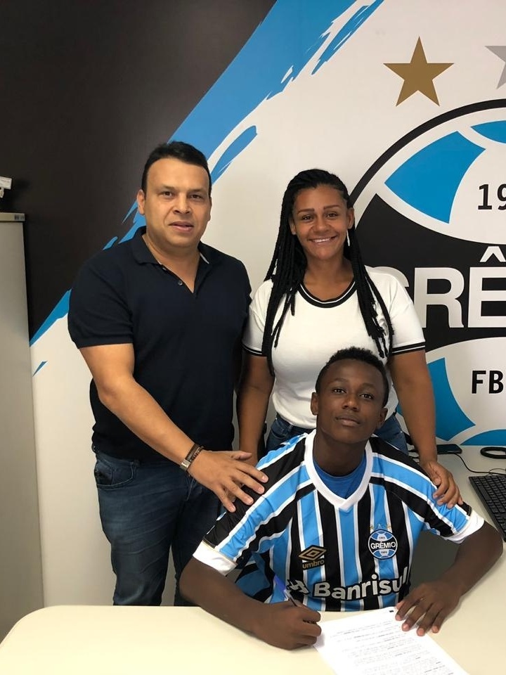 Jovem ex-Riograndense assina contrato com o Grêmio