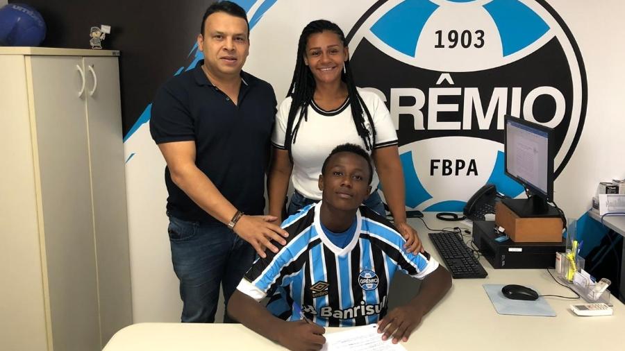 Nathan, de 14 anos, assina contrato de formação com as categorias de base do Grêmio - Arquivo Pessoal
