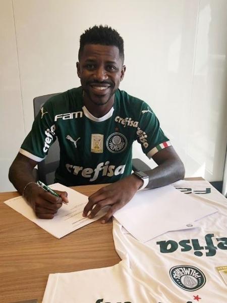 Ramires assina contrato com o Palmeiras  - Divulgação 