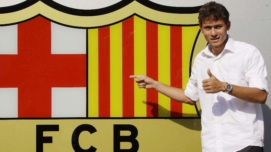 Keirrison posa ao lado do escudo do Barcelona no dia 23 de julho de 2009, data de sua apresentação no clube - Gustau Nacarino/Reuters