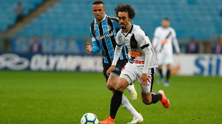 Luan e Valdívia disputam bola na partida Grêmio x Vasco pelo Campeonato Brasileiro de 2019 - Jeferson Guareze/Agif
