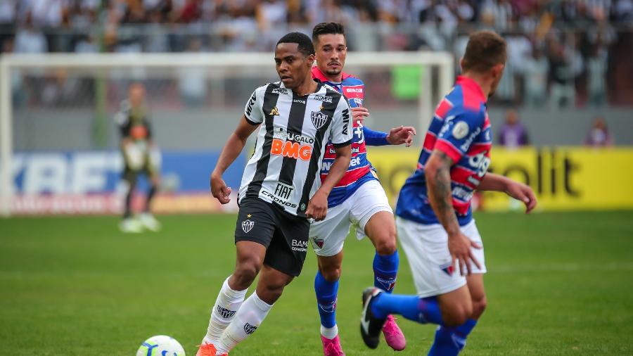 Elias dá passe na partida entre Atlético-MG e Fortaleza pelo Campeonato Brasileiro - Bruno Cantini/Atlético-MG