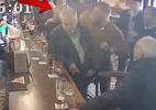 Conor McGregor é flagrado agredindo senhor em bar; assista - Reprodução/TMZ