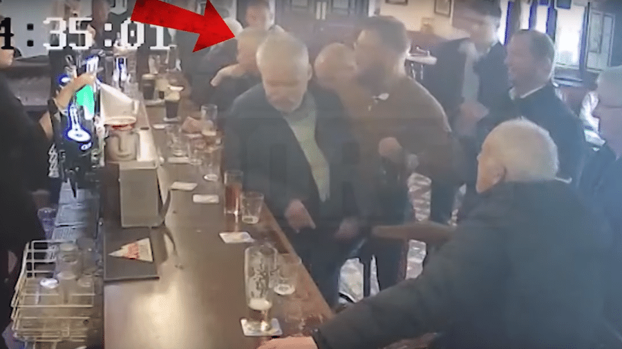 Conor McGregor agride homem em pub - Reprodução/TMZ