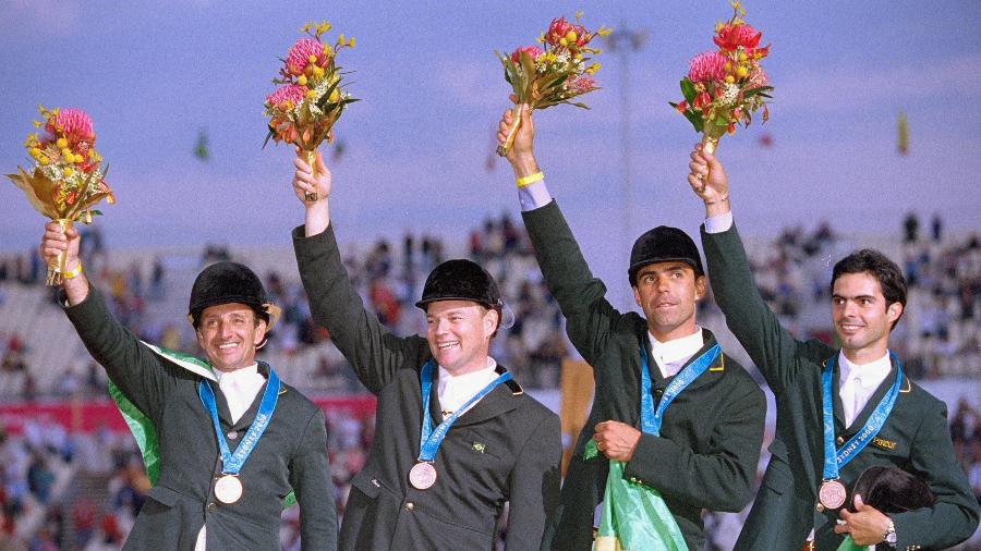 Luiz Felipe De Azevedo, Andre Johannpeter, Alvaro Miranda Neto e Rodrigo Pessoa comemoram o bronze da equipe brasileira em Sydney 2000 - Darren England /Allsport