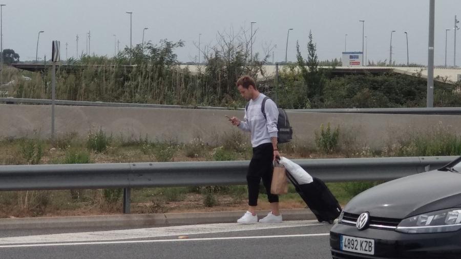 Ivan Rakitic é visto deixando o aeroporto a pé após manifestantes fecharem aeroporto em Barcelona - Reprodução/Twitter/PREC96