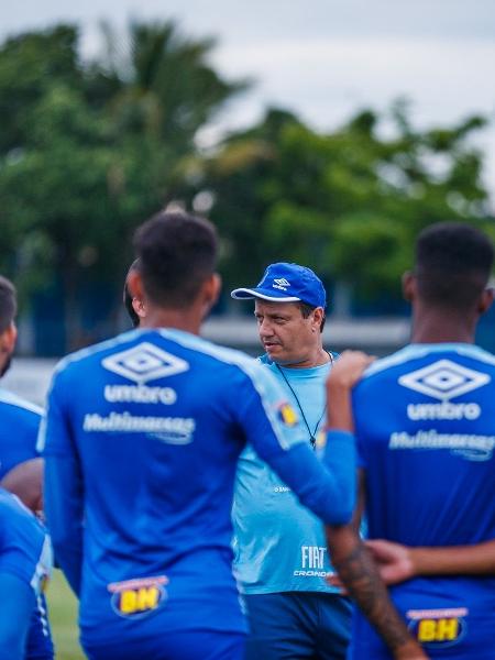 Adilson Batista conversa com jogadores do Cruzeiro na Toca da Raposa - Vinnicius Silva/Cruzeiro