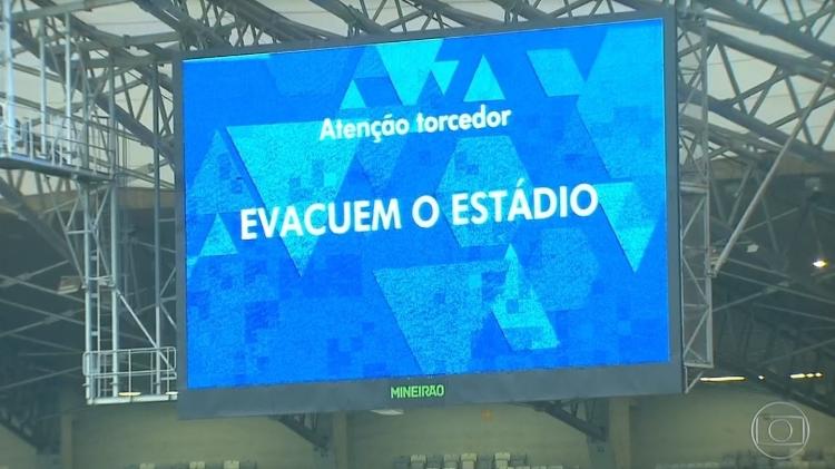 Telão do Mineirão exibe mensagem pedindo para os torcedores evacuarem o estádio - Reprodução - Reprodução