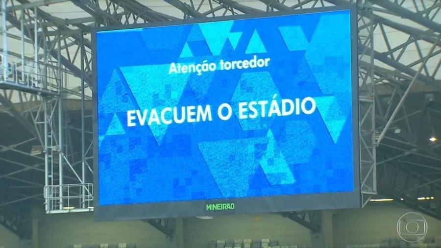 Telão do Mineirão exibe mensagem pedindo para os torcedores evacuarem o estádio - Reprodução