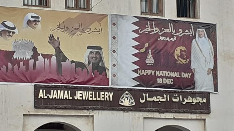 Prédio em Doha enfeitado para o Dia Nacional do Qatar - Leo Burlá/UOL