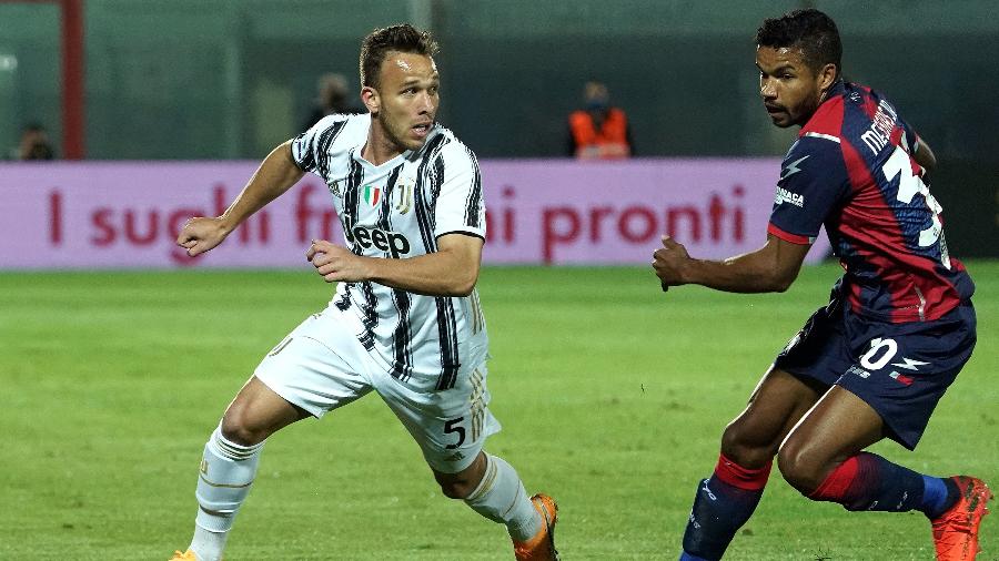 Arthur se livra da marcação de Junior Messias em partida da Juventus contra o Crotone, dia 17 - Getty Images