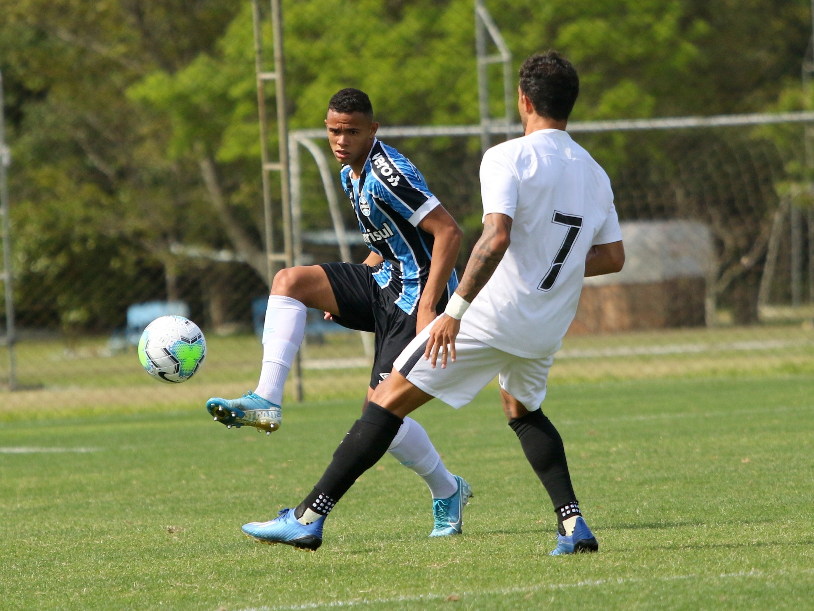 Lateral da base é a novidade entre os relacionados do Grêmio para