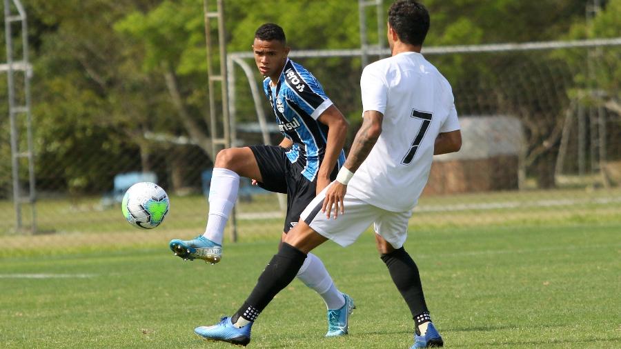 Vanderson, 19 anos, foi chamado por Renato Gaúcho para treinos e pode estrear contra o Cuiabá - Rodrigo Fatturi/Grêmio FBPA